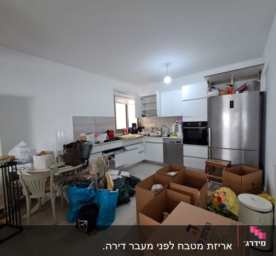 ארגזים פתוחים במטבח עם שקיות וציוד לאריזה
